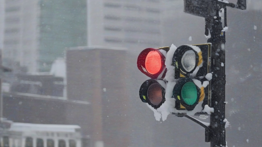 寒潮裹挟暴雪突袭：极端天气下的生存挑战与应对指南
